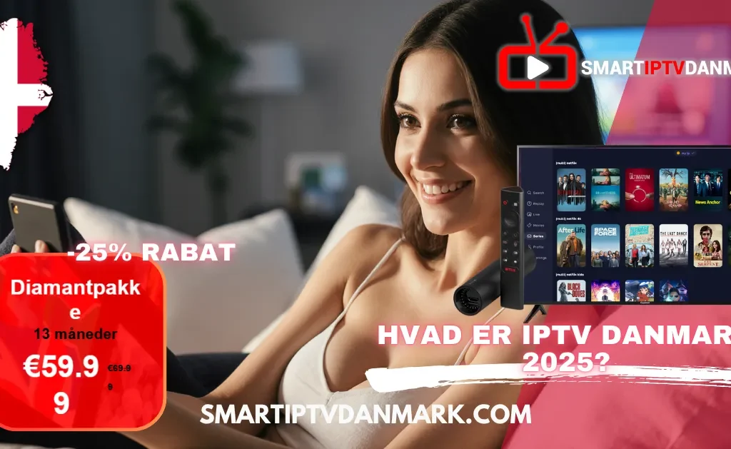 En glad kvinde sidder i sofaen og holder sin telefon, mens hun ser film og serier på et Smart TV med et IPTV Danmark interface. Billedet fremhæver en rabat på -25% på Diamantpakken (13 måneder for €59.99) og stiller spørgsmålet: "HVAD ER IPTV DANMARK 2025?".