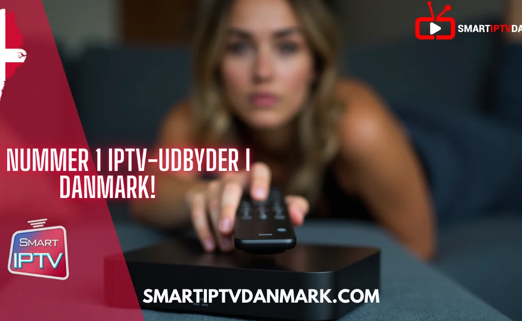 Smilende kvinde bruger en IPTV-boks i Danmark med logoet Smart IPTV og teksten “DEN NUMMER 1 IPTV-UDBYDER I DANMARK!” – Perfekt til blogindlæg om IPTV DANMARK 2025, iptv danmark, iptv dansk og iptv denmark.