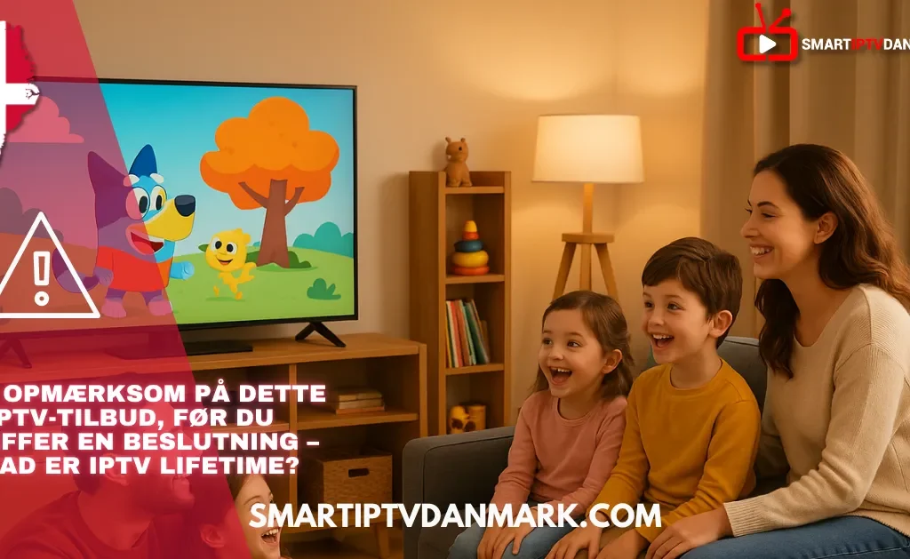 Familie ser tegnefilm på smart TV i stuen. Tekst advarer mod at købe IPTV Danmark, IPTV Nordic, Danmark IPTV, Nordic IPTV eller IPTV 2025 lifetime tilbud