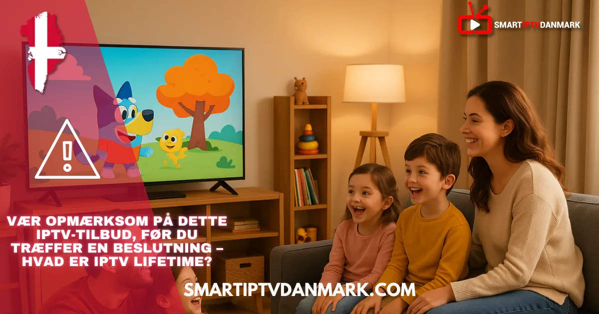 Familie ser tegnefilm på smart TV i stuen. Tekst advarer mod at købe IPTV Danmark, IPTV Nordic, Danmark IPTV, Nordic IPTV eller IPTV 2025 lifetime tilbud