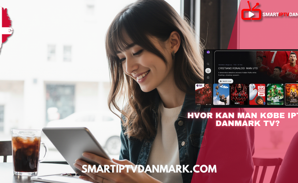 Kvinde sidder på café med tablet og smiler, ved siden af et TV-skærmbillede med populære film og sport. Tekst: "Hvor kan man købe IPTV Danmark TV?" samt logo for Smart IPTV Danmark. Indeholder nøgleordene: IPTV Danmark TV, Dansk IPTV, IPTV Dansk, IPTV TV Glad, Bedste IPTV.