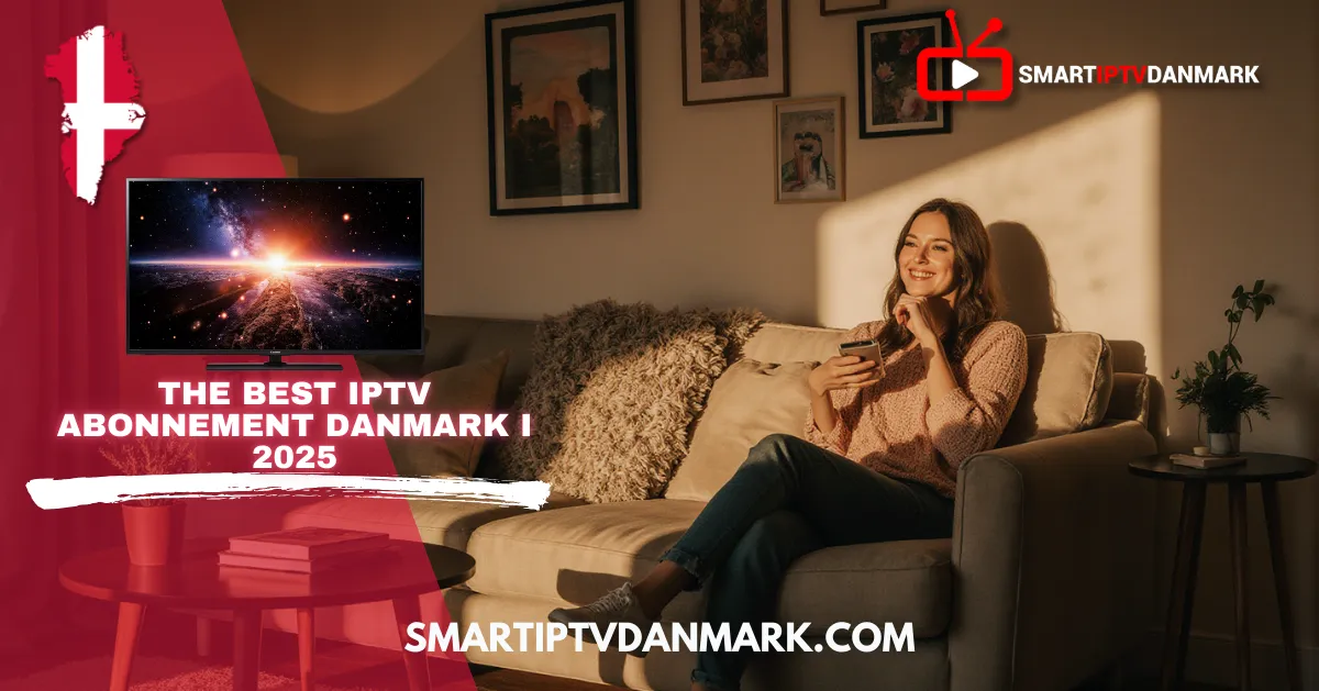 Kvinde ser afslappet fjernsyn i stuen med Smart IPTV Danmark – det best IPTV abonnement i 2025.