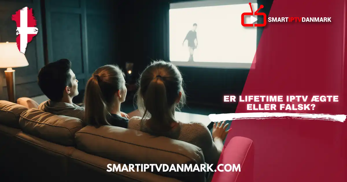 En gruppe venner sidder sammen på en sofa og ser fjernsyn i et hyggeligt oplyst rum. De virker optaget af indholdet på skærmen, der viser en scene med en person. Billedet indeholder teksten "ER LIFETIME IPTV ÆGTE ELLER FALSK?" samt logoet for Smart IPTV Danmark og det danske flag.