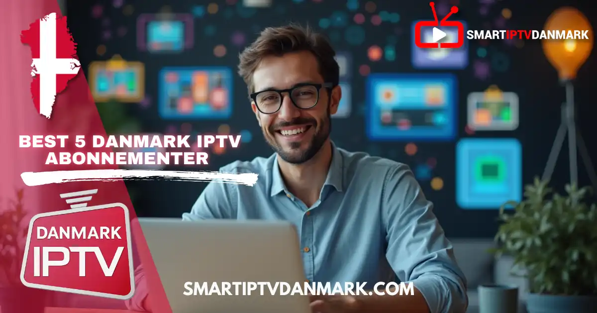 Mand med briller smiler og arbejder på en bærbar computer, baggrunden viser tv-skærme og logo for SMARTIPTVDANMARK.COM og Danmark IPTV Abonnementer. Indeholder søgeordene dansk IPTV, billig IPTV pris og IPTV pris Danmark.