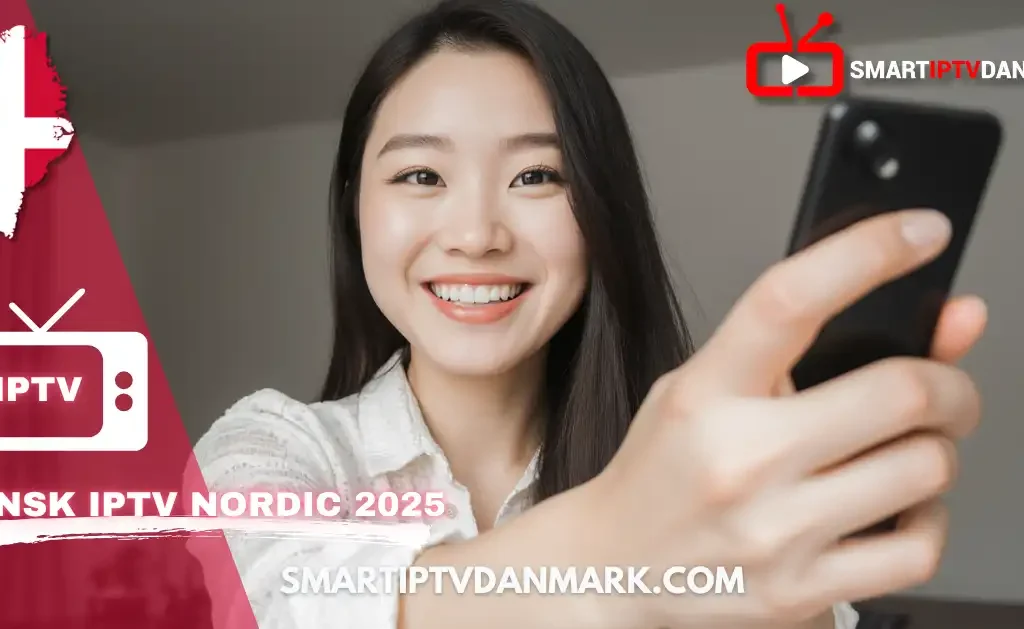 Kvinde smiler med fjernbetjening i hånden foran teksten “Dansk IPTV Nordic 2025” – reklame for Smart IPTV Danmark og IPTV-tjenester i Danmark og Norden.